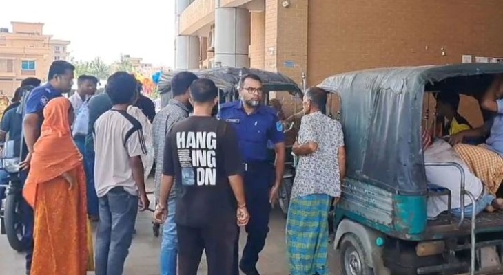 গোপালগঞ্জে বাস চাপায় ভ্যানচালক নিহত, আহত ৭